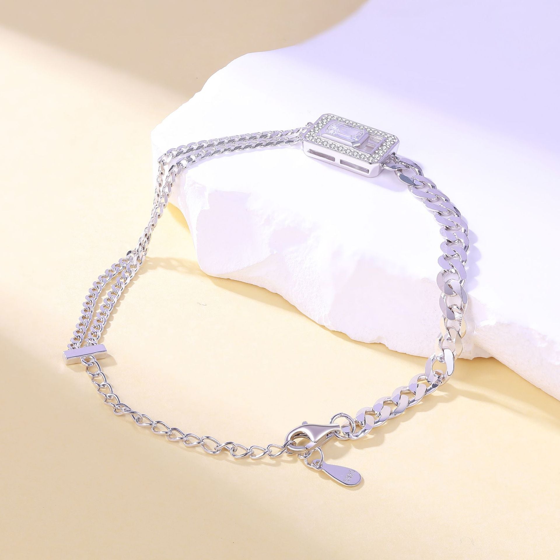Damenarmband mit funkelndem Design und hochwertigen Zirkonia-Elementen Shop Nory