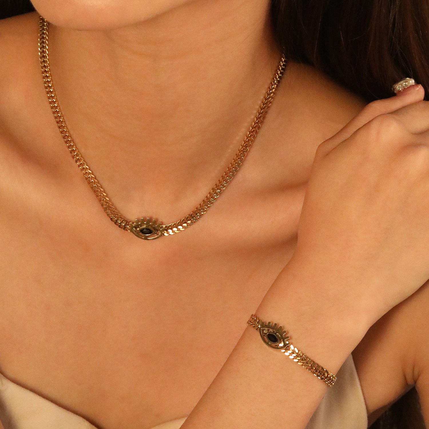 Damen Halsschmuck mit auffälligem Auge-Anhänger und Kettenstruktur Shop Nory
