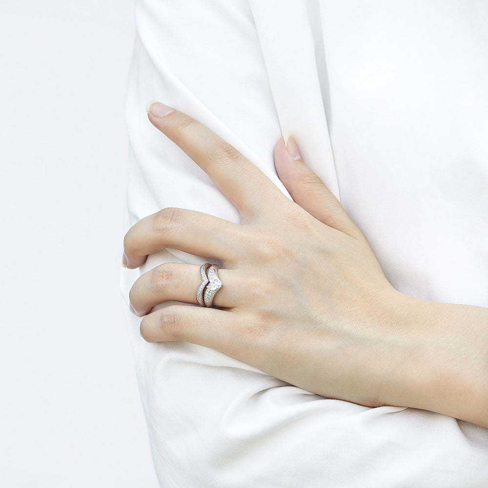 Damen Ring mit herzförmigem Design und funkelndem Kristallbesatz Shop Nory