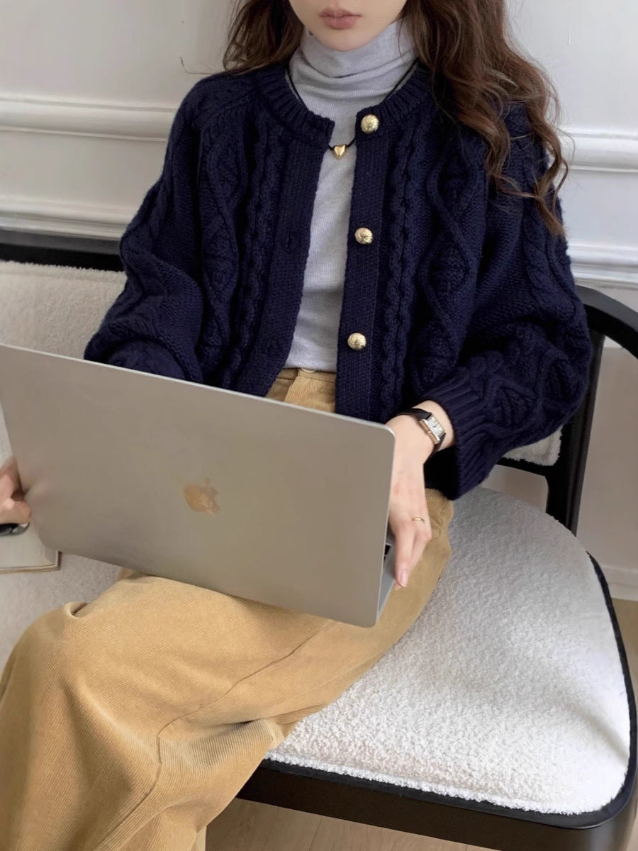 Damen Kurzer Zopfmuster-Cardigan mit goldenen Schmuckknöpfen Shop Nory