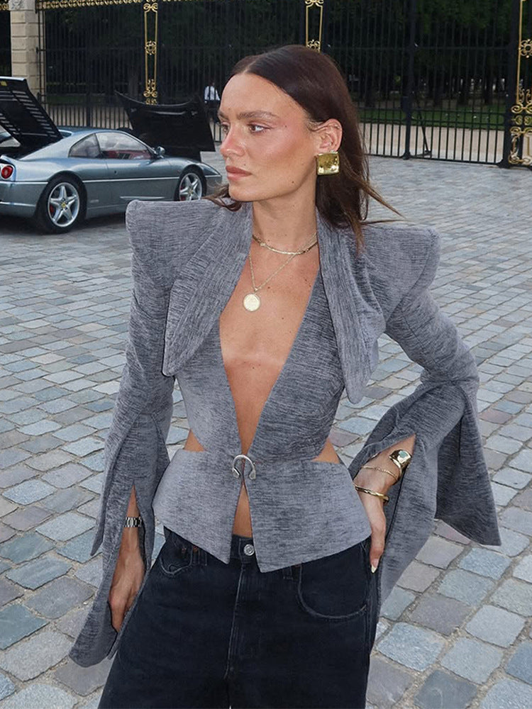 Damen Skulpturaler Peplum-Blazer mit tiefem V‑Ausschnitt, Cut-Outs und dramatischen Ärmelschlitzen Shop Nory