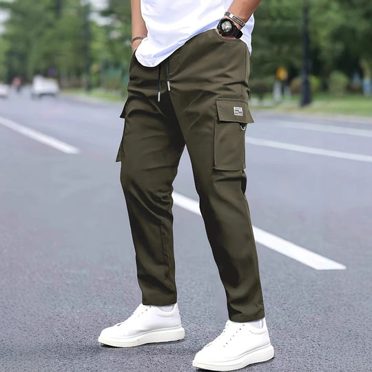 Herren Slim‑Tapered Cargo‑Jogginghose mit Tunnelzugbund, Klappentaschen und Metallringdetail Shop Nory