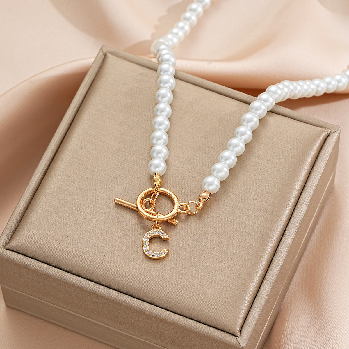 Damen Halskette mit auffälligem Perlen-Design und personalisiertem Anhänger Shop Nory