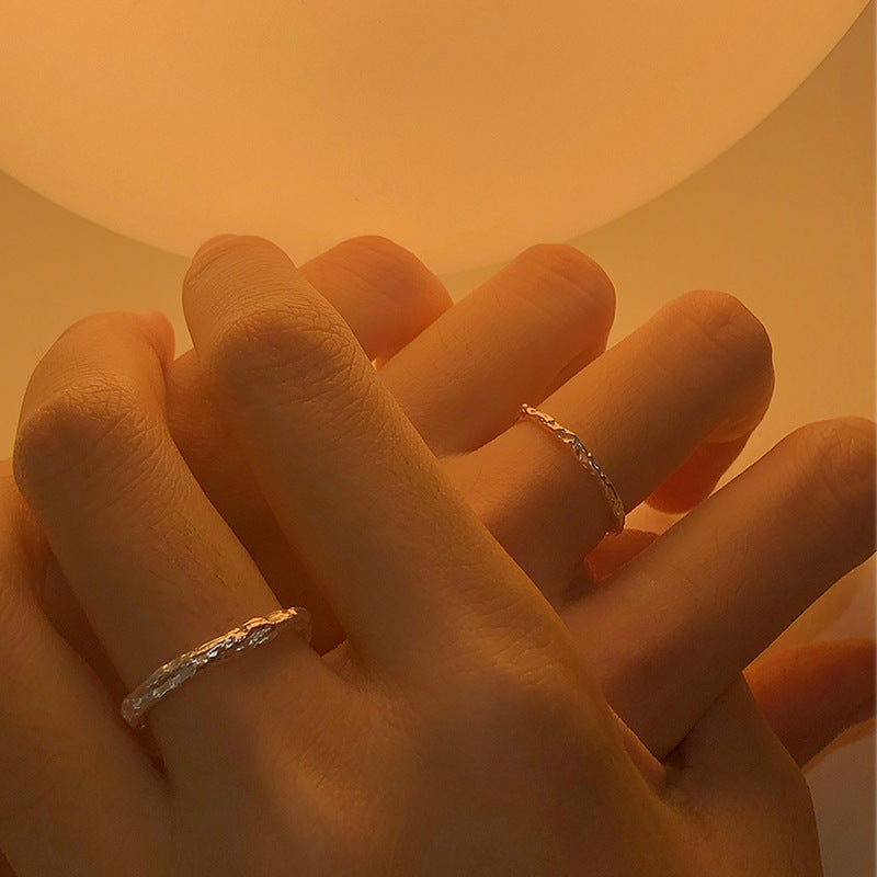 Damen eleganter und einzigartiger Ring mit schlangenartigen Details Shop Nory