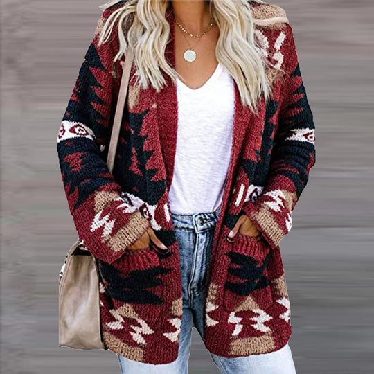 Damen Strickjacke im modernen Ethno-Design mit aufgesetzten Taschen und lässigem Schnitt