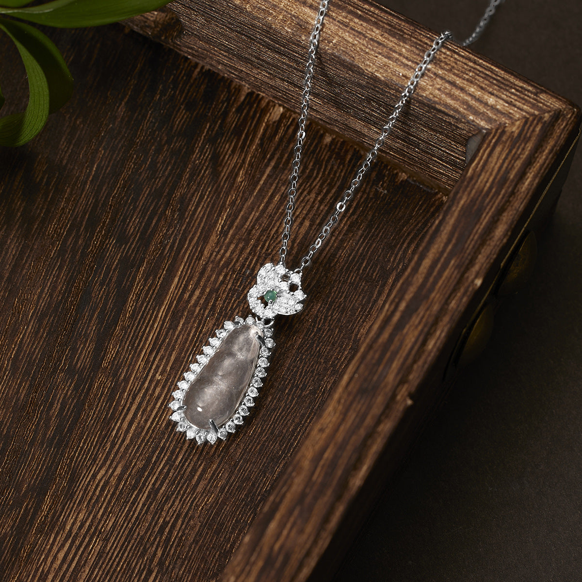 Damen eleganter Anhänger mit zarten Edelsteinakzenten Shop Nory