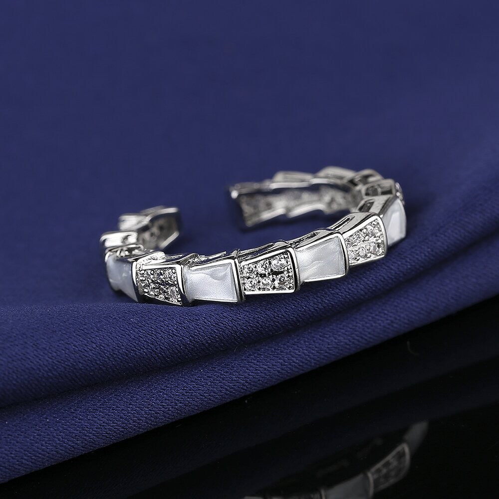 Damen Ring im künstlerischen Design mit funkelnden Akzenten Shop Nory