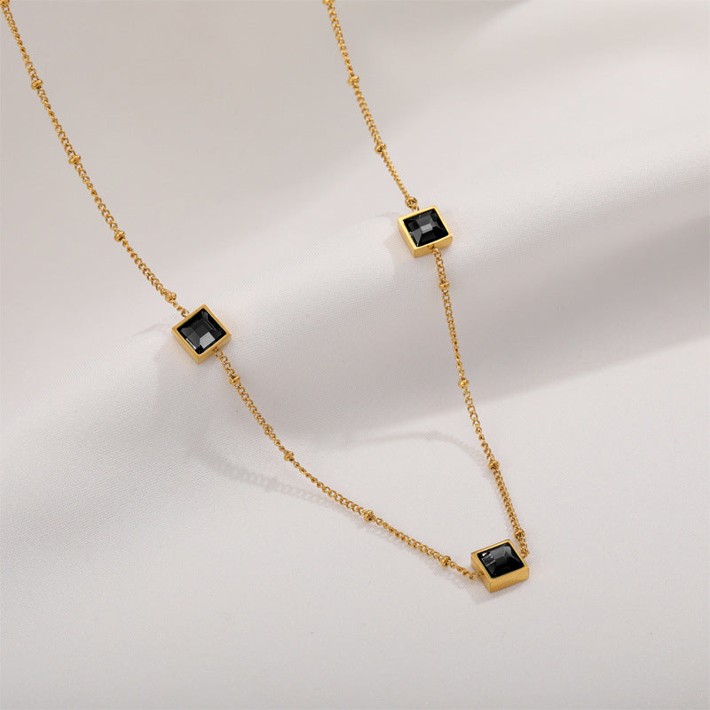 Damen Zierliche Goldkette mit geometrischen Rubin-Akzenten Shop Nory