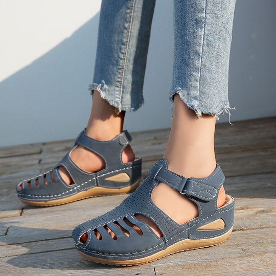 Damen Bequeme orthopädische Sandalette mit geschlossener Zehenpartie und verstellbarem Klettverschluss Shop Nory