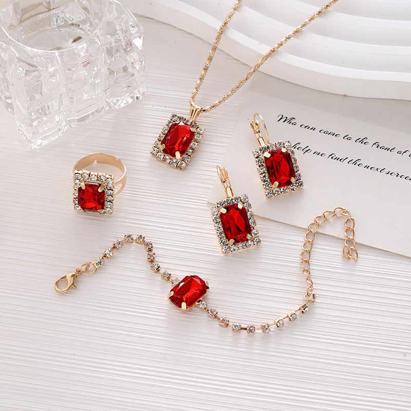 Luxuriöses Kristall-Statement-Schmuckset mit rechteckigem Halo-Anhänger, passenden hängenden Ohrringen, verstellbarem Tennisarmband und Statement-Cocktailring