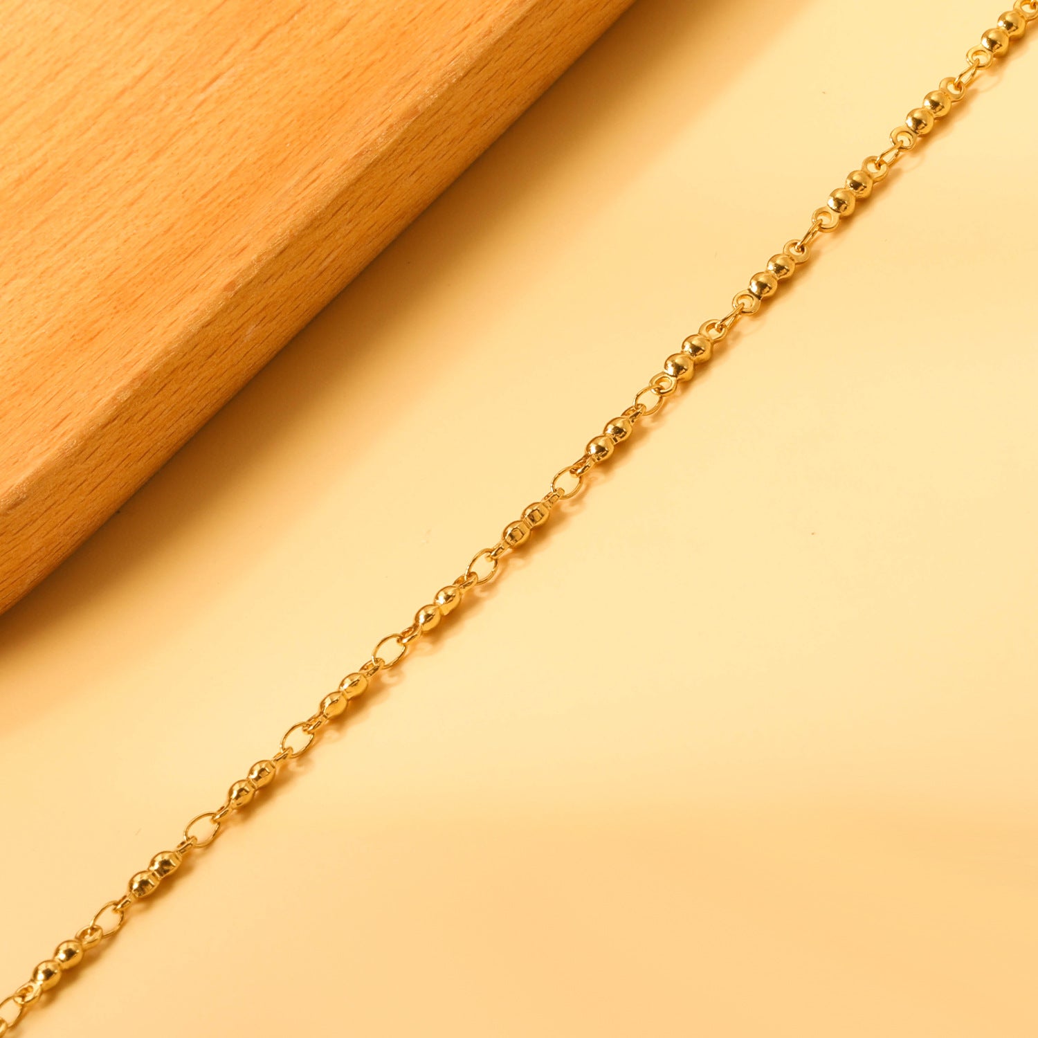 Damen zarte Armbanduhr mit goldplattiertem Design und anpassbarem Verschluss Shop Nory