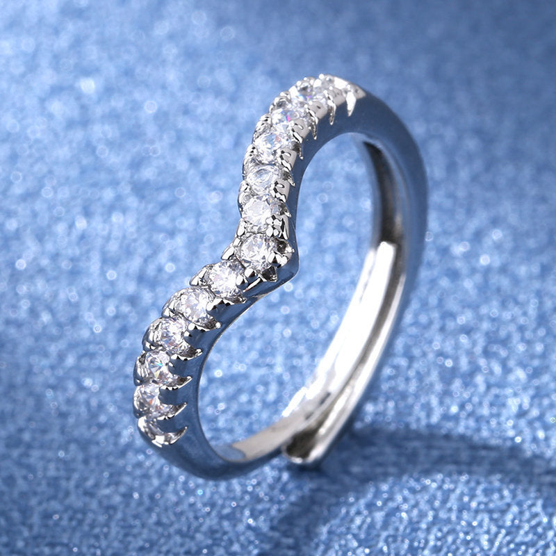 Damenring mit elegantem geschwungenem Design und funkelnden Zirkonia Shop Nory