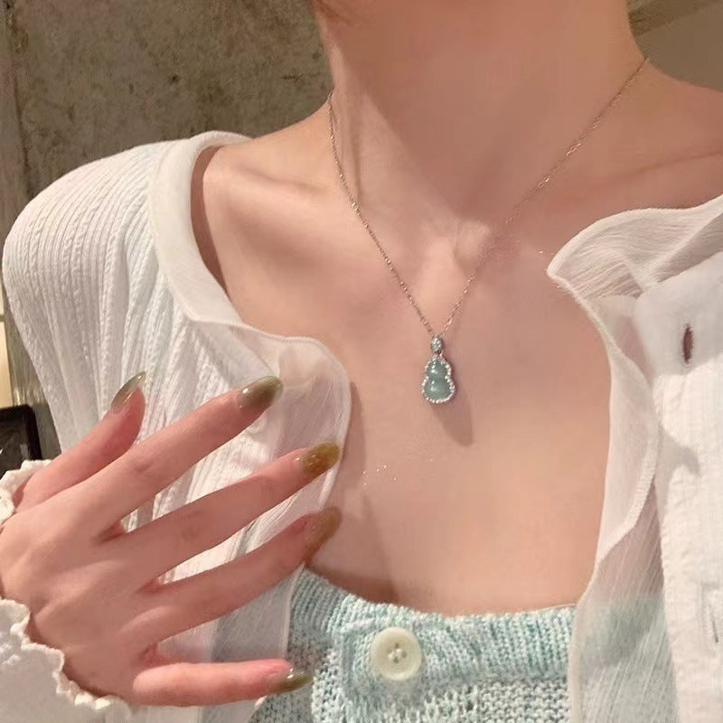 Damen Halskette mit exquisitem Tropfenanhänger aus Jade und funkelnden Zirkonia Shop Nory