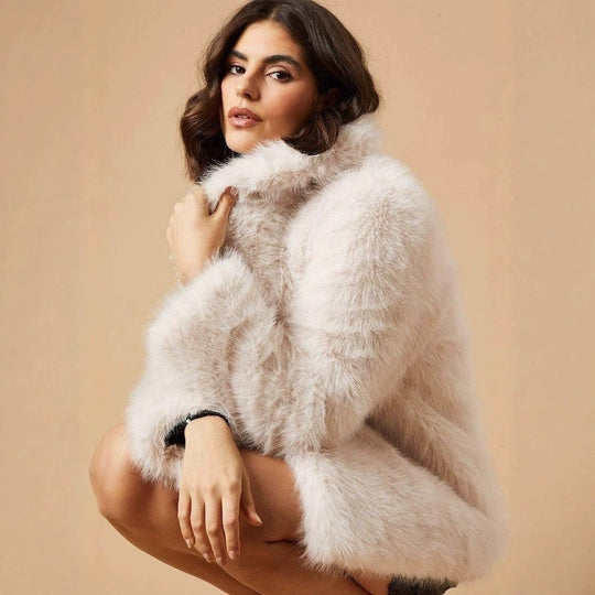 Damen Kurzblouson aus hochflorigem Kunstpelz mit voluminösem Schalkragen Shop Nory
