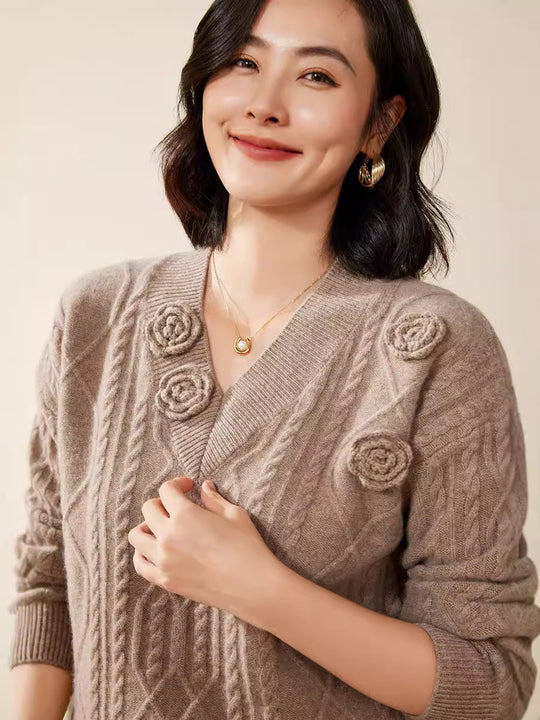 Damen Zopfmuster-V-Pullover mit dreidimensionalen Blumenapplikationen aus weichem Wollmix Shop Nory