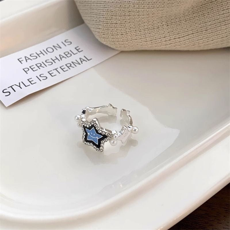 Damen Ring mit funkelndem Sternenanhänger und zarter Perlendekoration Shop Nory