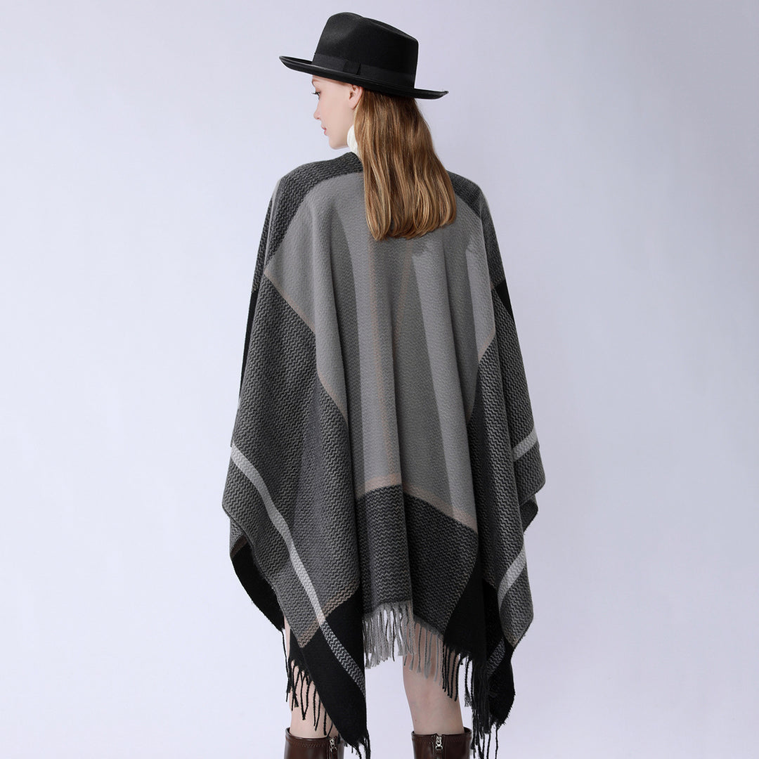 Damen Oversize-Capeponcho aus strukturierter Strickmischung mit V‑Ausschnitt, Karomuster und Fransen Shop Nory