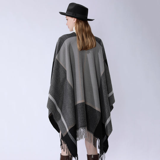 Damen Oversize-Capeponcho aus strukturierter Strickmischung mit V‑Ausschnitt, Karomuster und Fransen Shop Nory