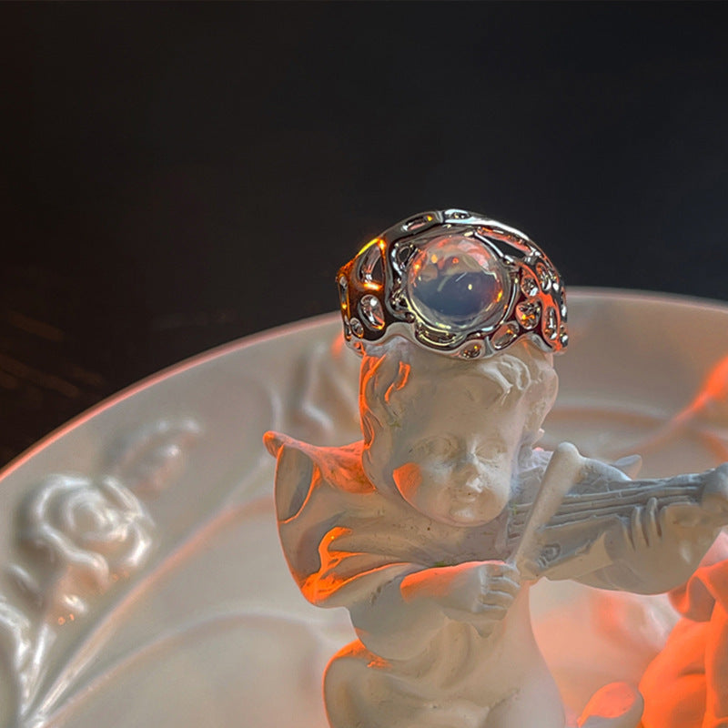 Damenring mit kunstvollem, facettiertem Design und strahlendem Edelstein Shop Nory