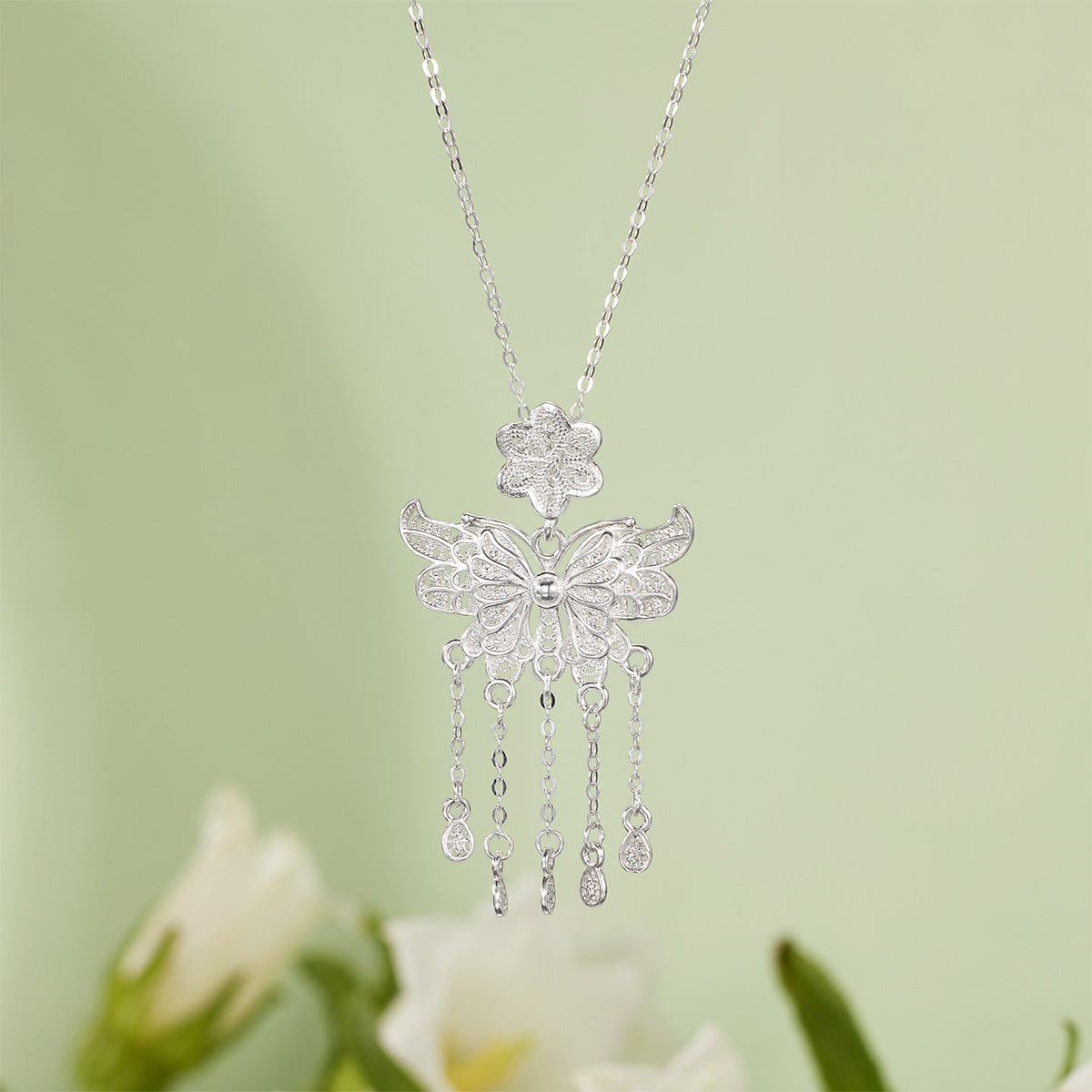 Damen Halskette mit filigranem Schmetterlingsanhänger und funkelnden Elementen Shop Nory