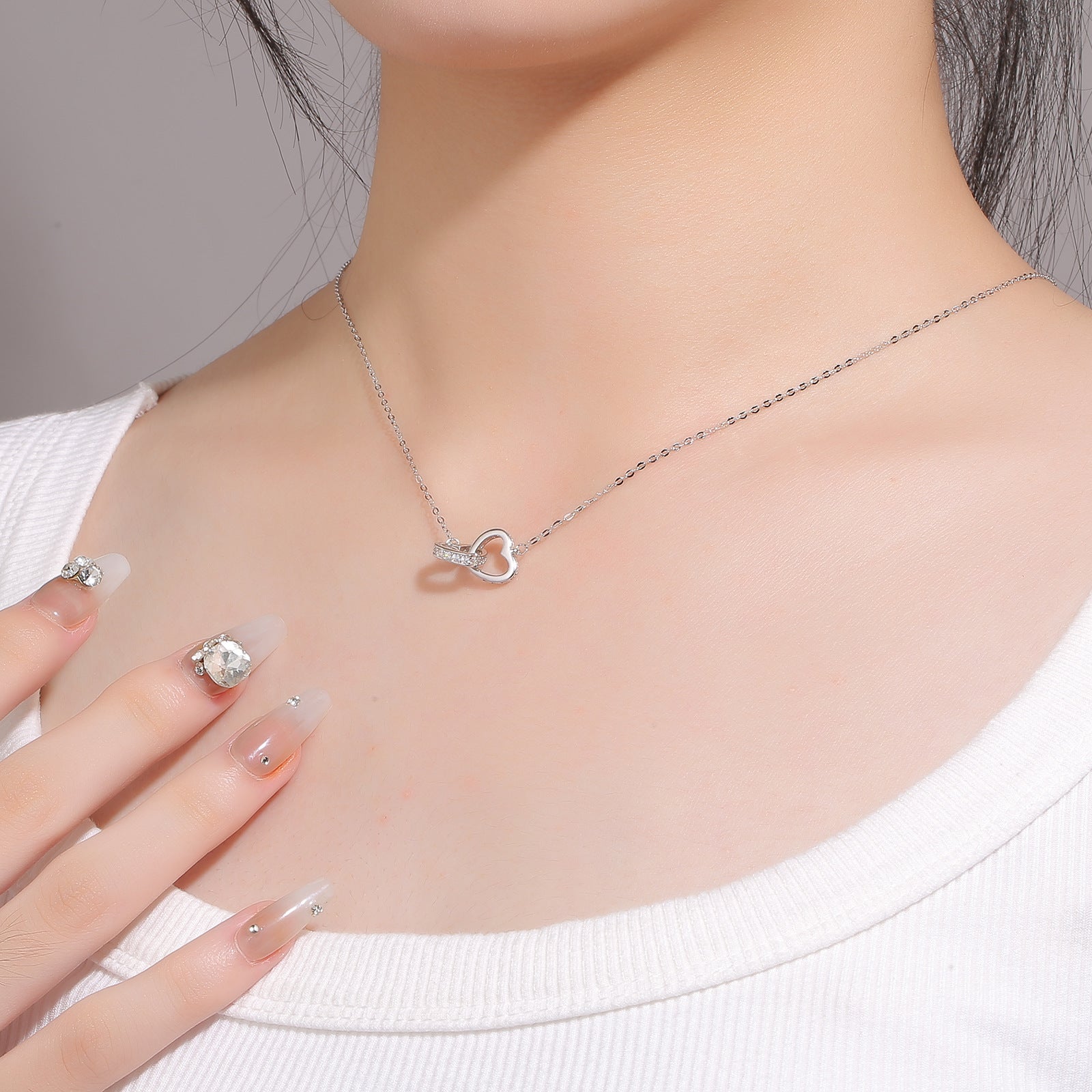 Damen filigrane Halskette mit ineinander verschlungenen Herzanhängern und funkelnden Zirkonia Shop Nory