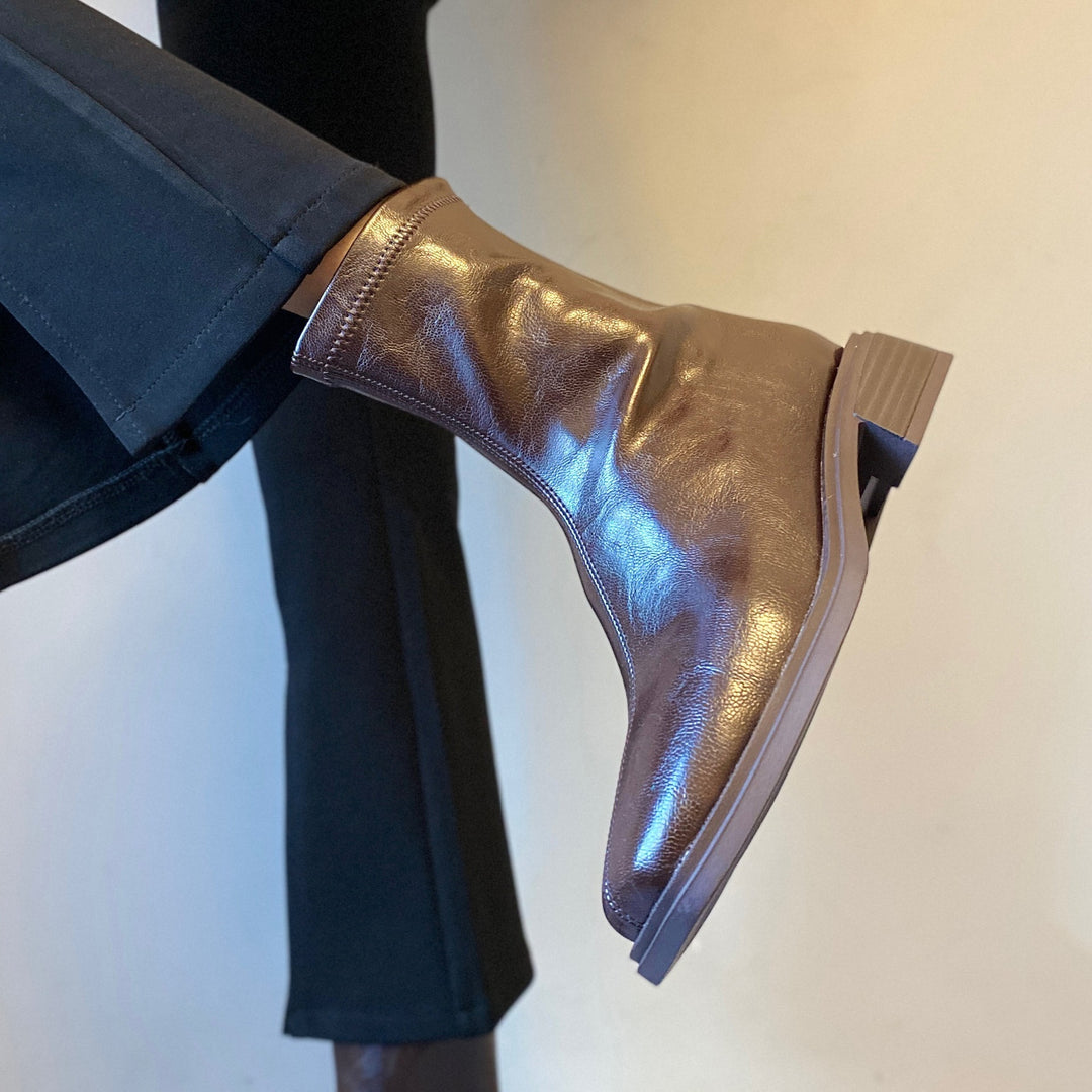Damen Stiefelette im Reitstiefel‑Look aus softem Glattleder mit quadratischer Kappnaht und gestapeltem Blockabsatz Shop Nory