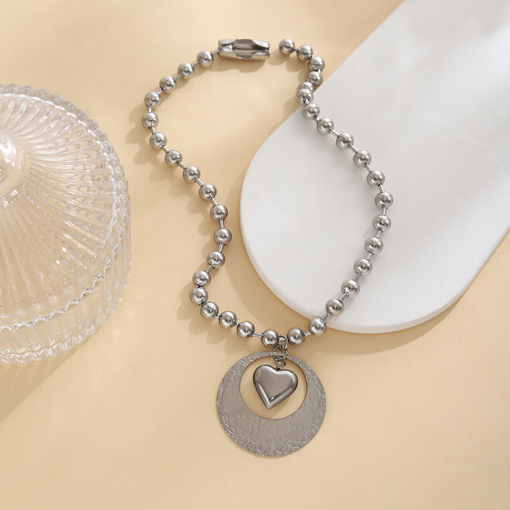 Damen Halskette mit herzförmigem Anhänger und glänzenden Perlen Shop Nory