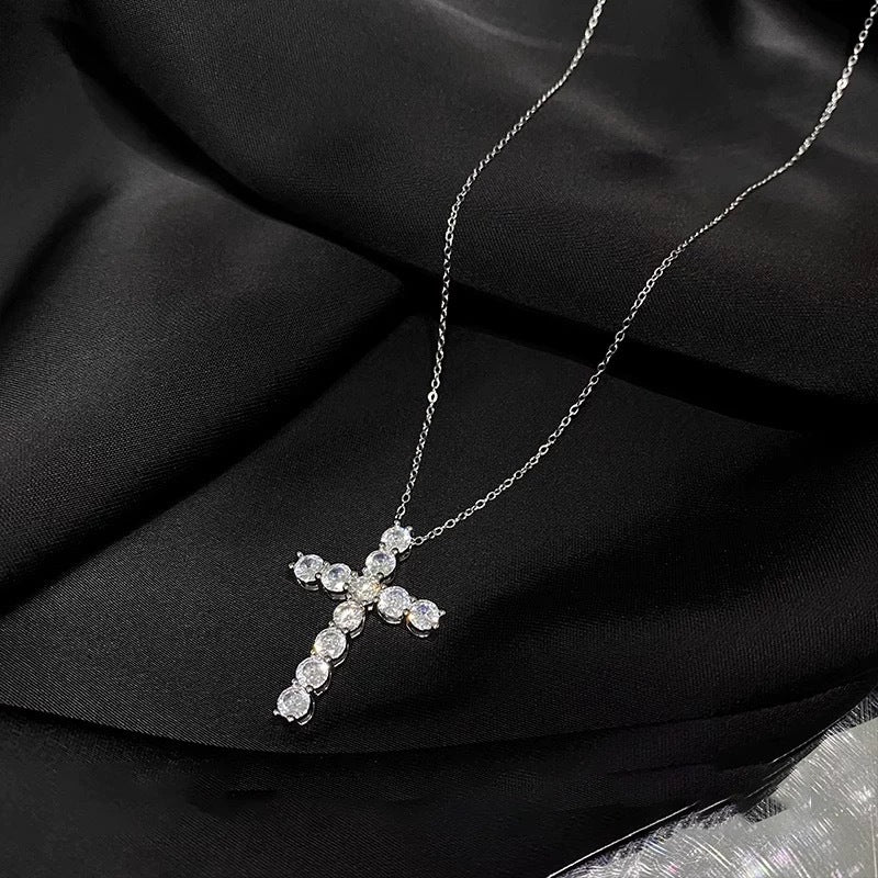 Damen Halskette mit herzförmigem Anhänger und filigranem Gliederdesign Shop Nory