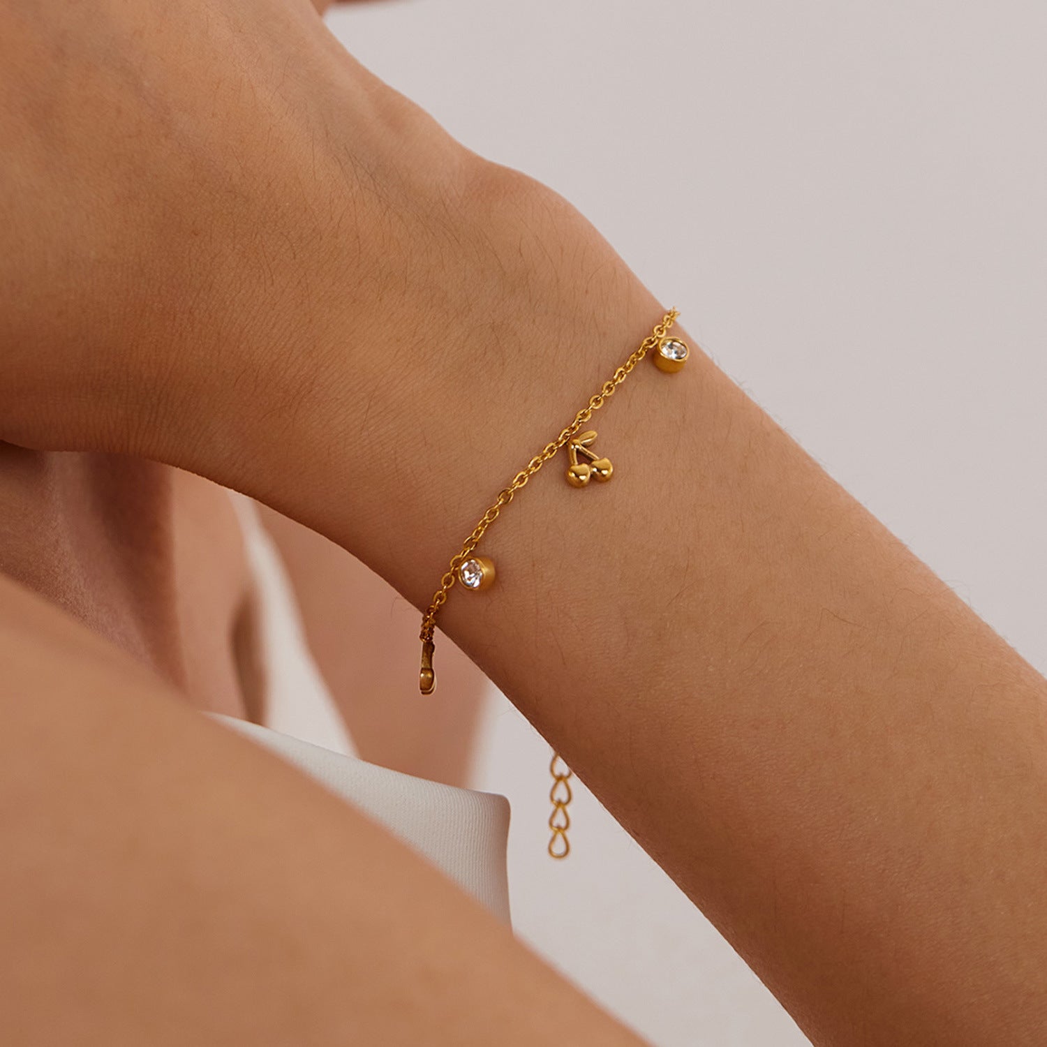 Damen Halskette mit nostalgischem Kirschmotiv und funkelndem Akzent Shop Nory