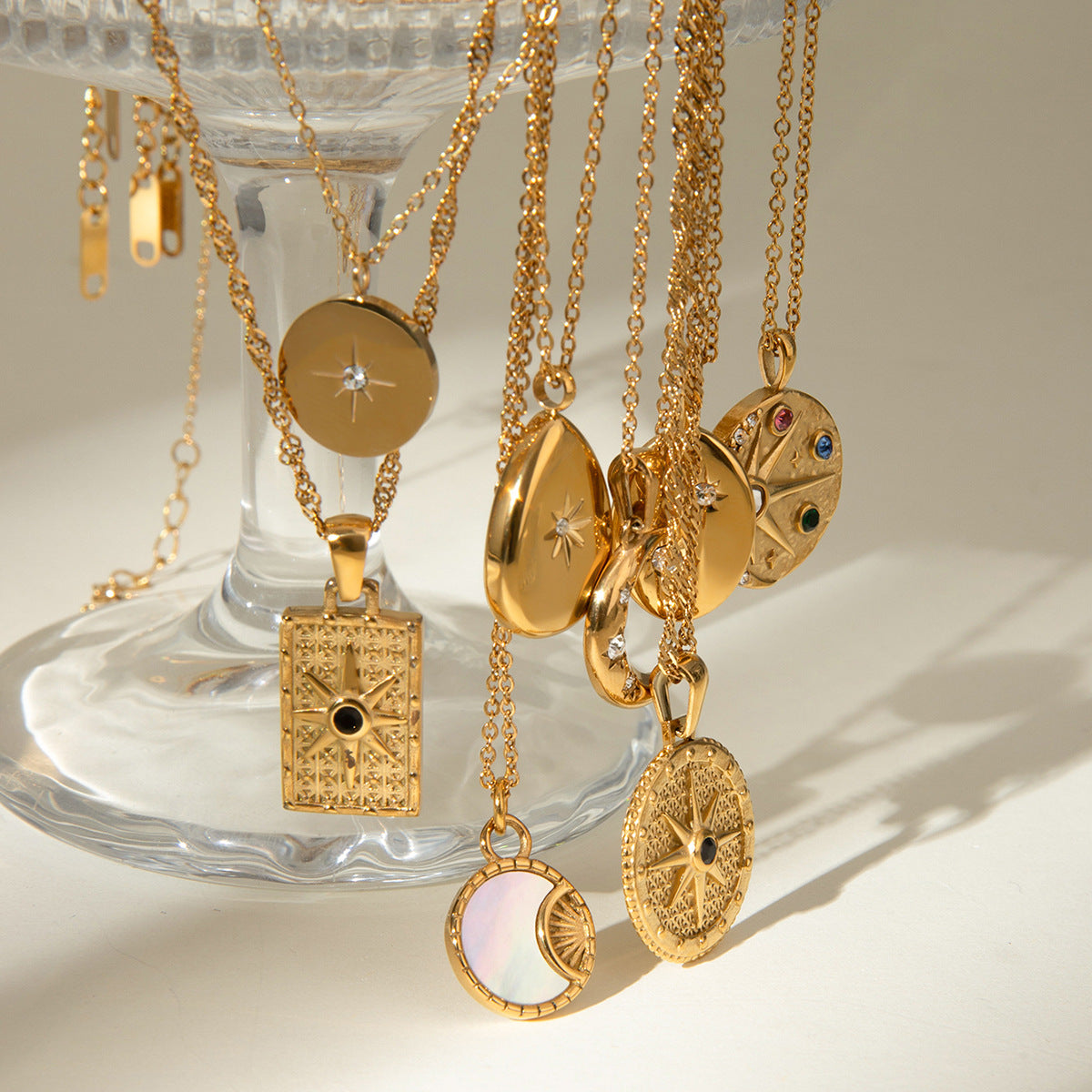 Damen Halskette mit elegantem Sonnen- und Mondanhänger Shop Nory