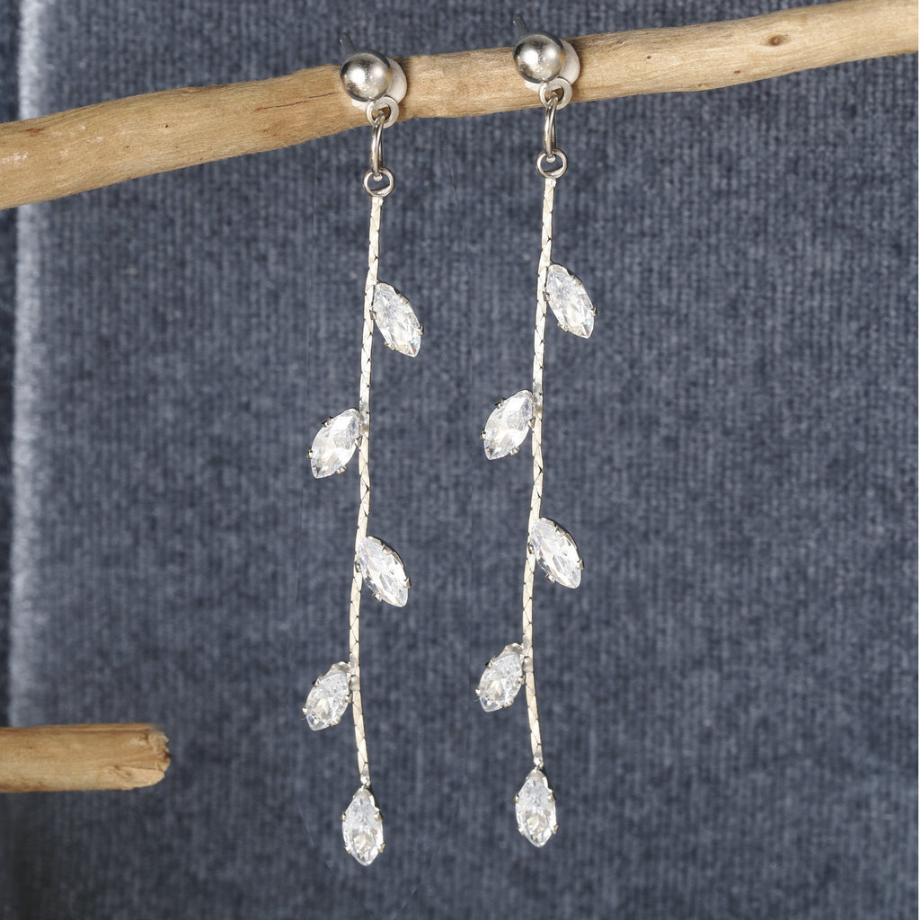 Damen Ohrringe mit funkelnden Kristallen und elegantem Design Shop Nory