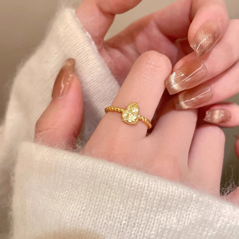 Damen Zierlicher Ring mit geflochtenem Design und detailreicher Fassung Shop Nory