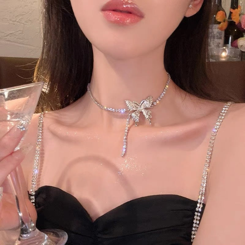Damen Eleganter Choker mit kunstvollem Schmetterlingsdesign und funkelnden Kristallen Shop Nory