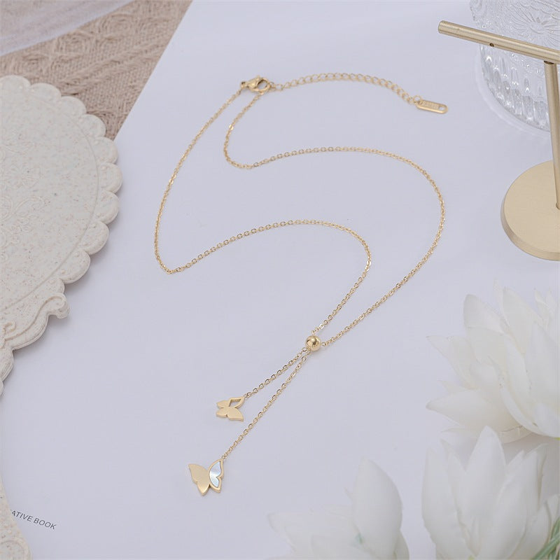 Damen Halskette mit verspieltem Schmetterlingsdesign und funkelnden Akzenten Shop Nory