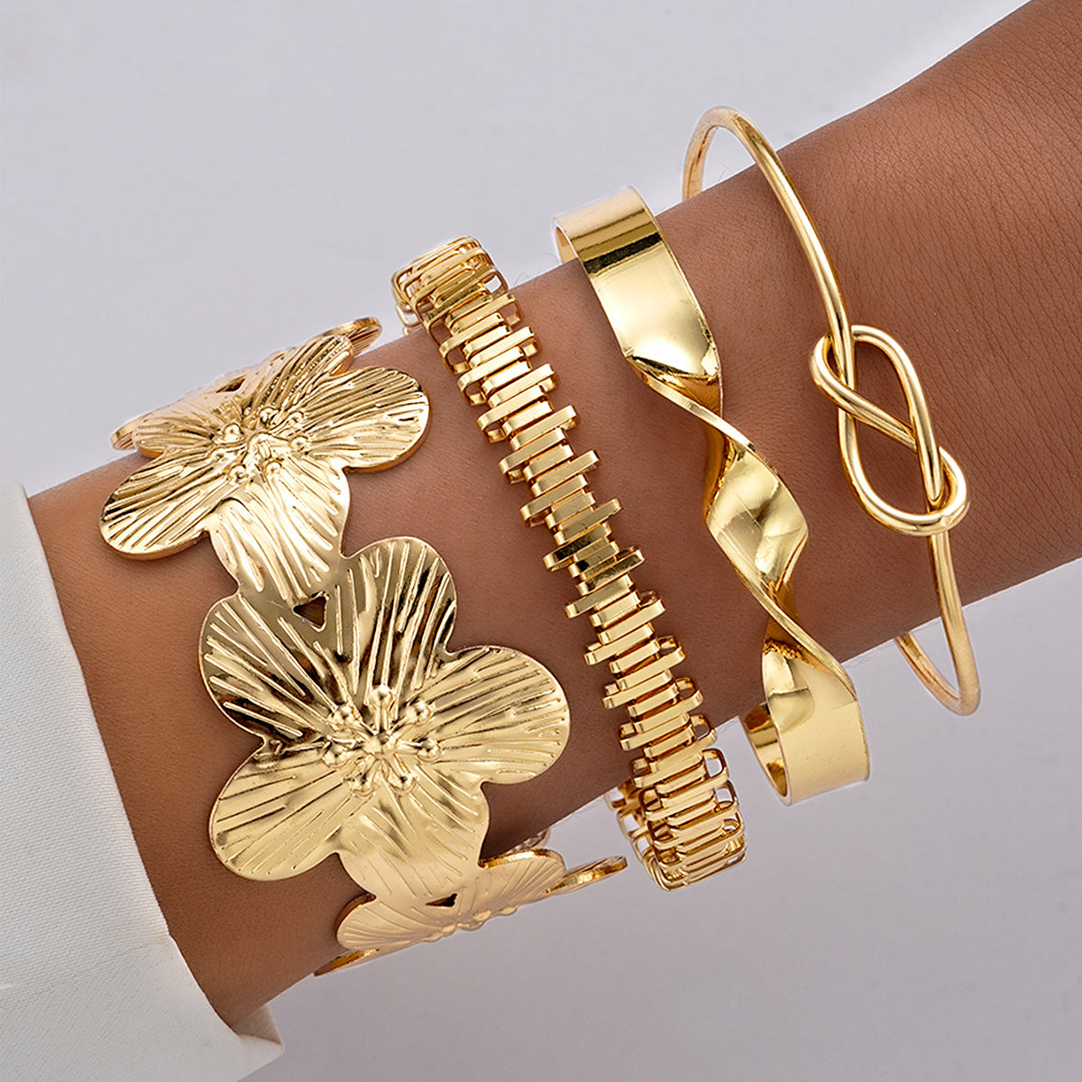 Damen Armreifen-Set mit kunstvollen Blumenmustern und eleganten Designs Shop Nory