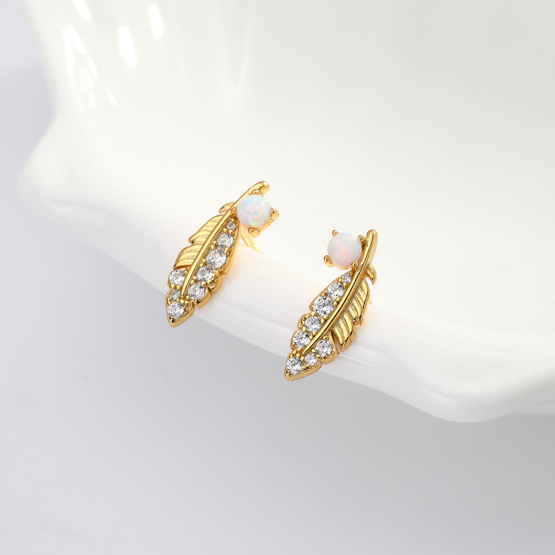 Damen Ohrstecker mit feinem Blattdesign und Zirkonbesatz Shop Nory