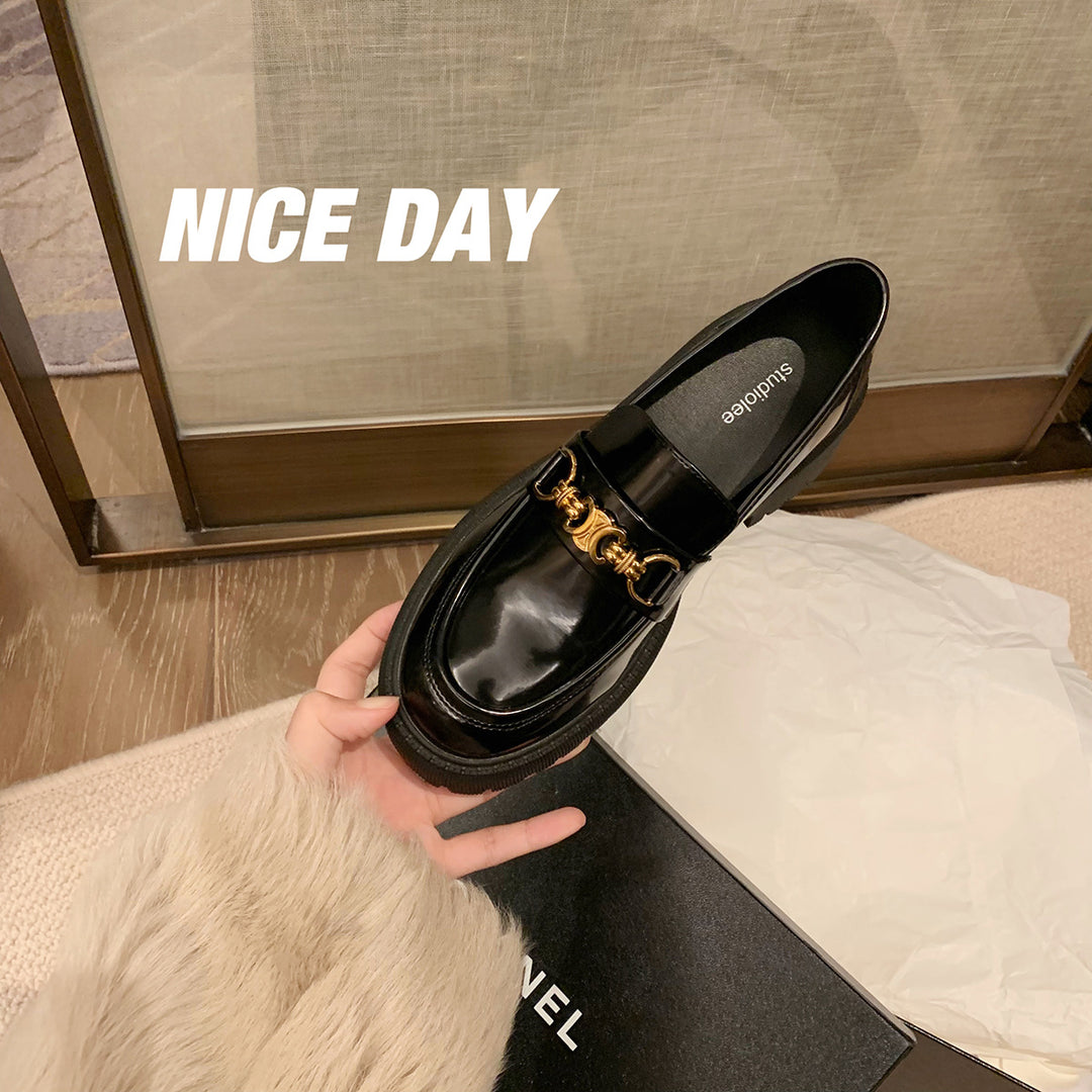 Damen Chunky‑Loafer aus Glattleder mit profilierter Lug‑Sohle und goldener Kettenapplikation Shop Nory
