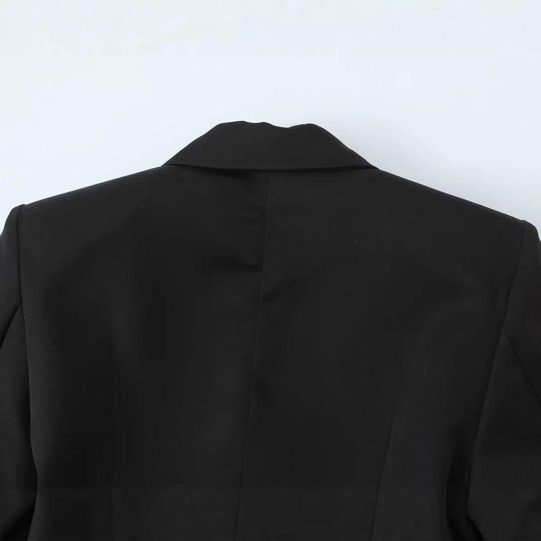 Damen Taillierter Kurzblazer mit asymmetrischem Schmuckverschluss und Pattentaschen Shop Nory