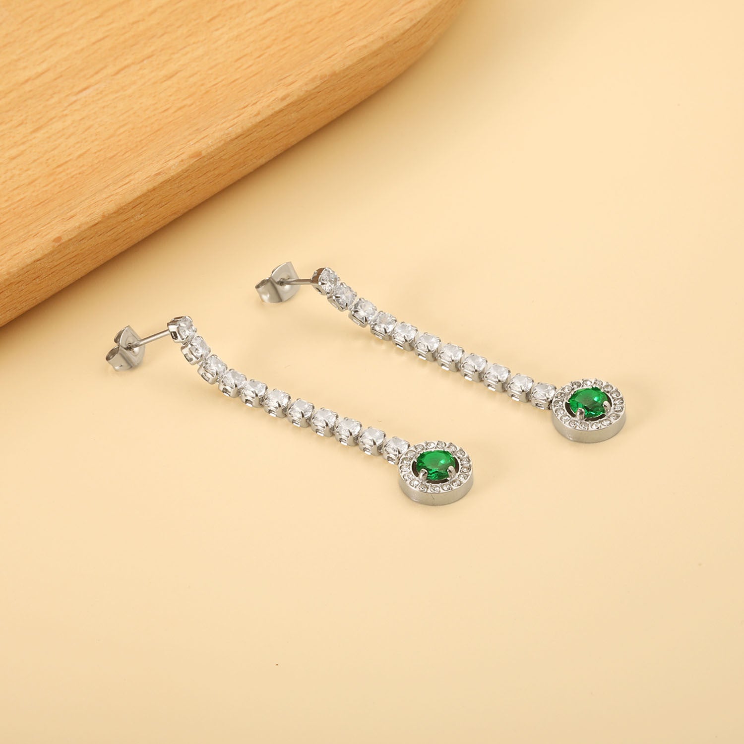 Damen Hängende Ohrstecker mit funkelnden Zirkonia und grünem Kristallanhänger Shop Nory