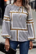 Damen Bluse mit eleganten Rüschendetails und modernem Muster