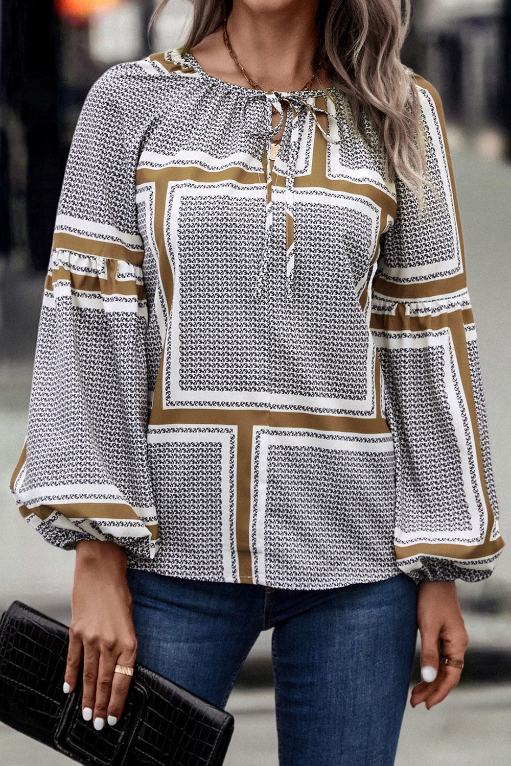 Damen Bluse mit eleganten Rüschendetails und modernem Muster