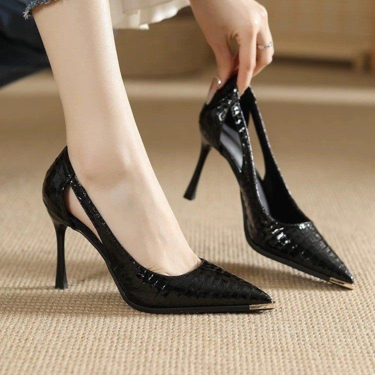 Damen Seitlich ausgeschnittene Lackpumps mit Krokoprägung und Metallkappe Shop Nory