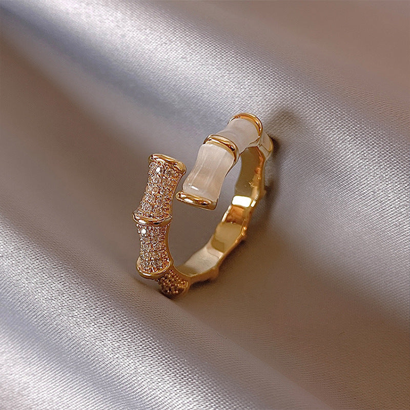 Damen schimmernder Edelstahlring mit funkelnden Zirkonia und eleganter Struktur Shop Nory
