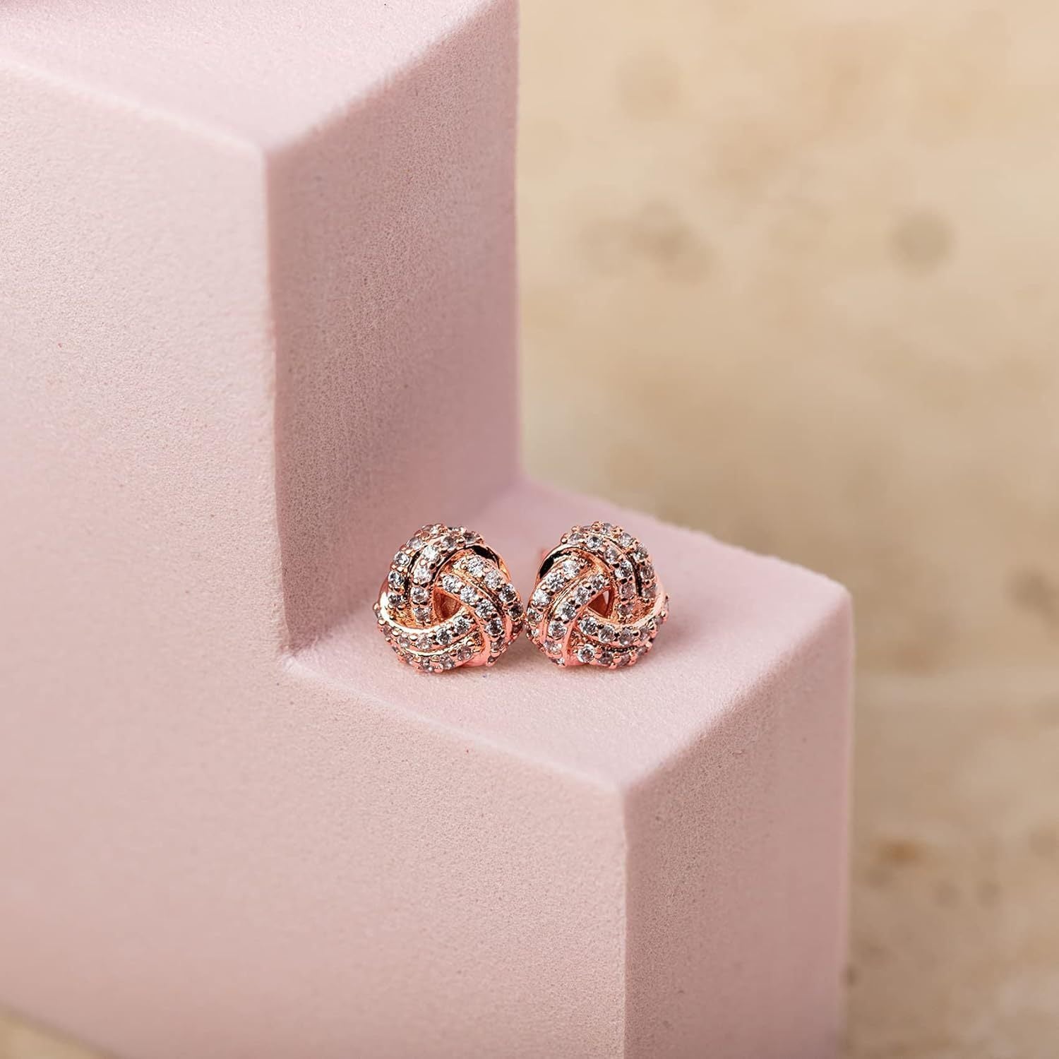 Damen Ohrstecker mit elegantem Knoten-Design und funkelnden Zirkonia Shop Nory