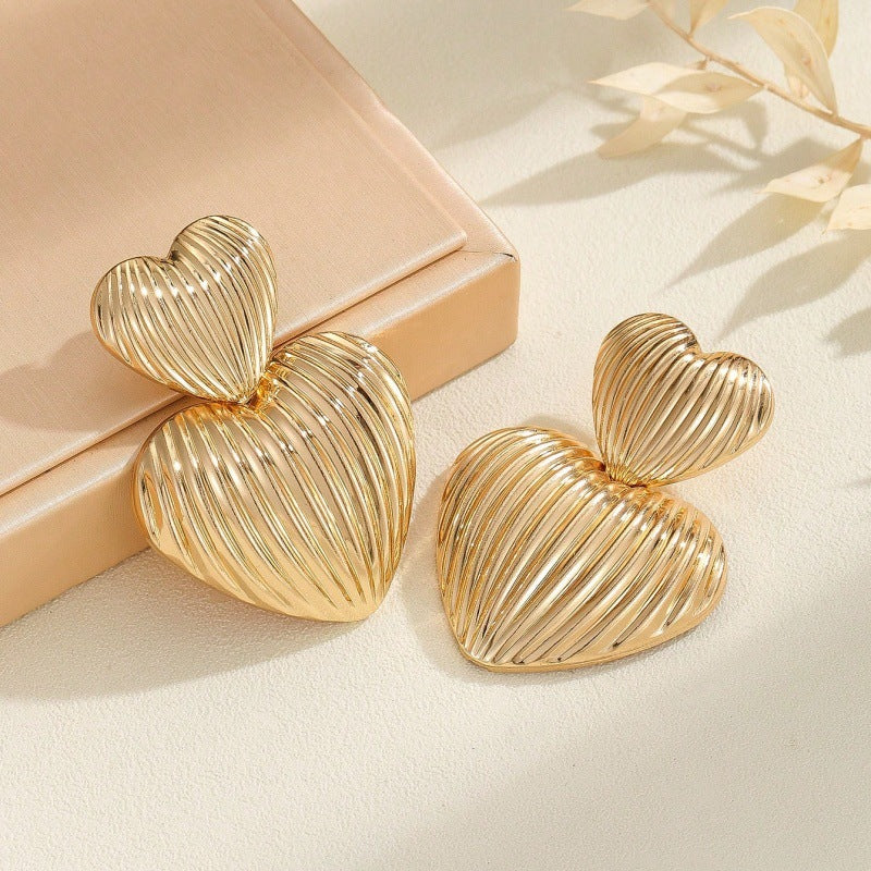 Damen Elegante Herzohrringe mit Rillenmotiv Shop Nory