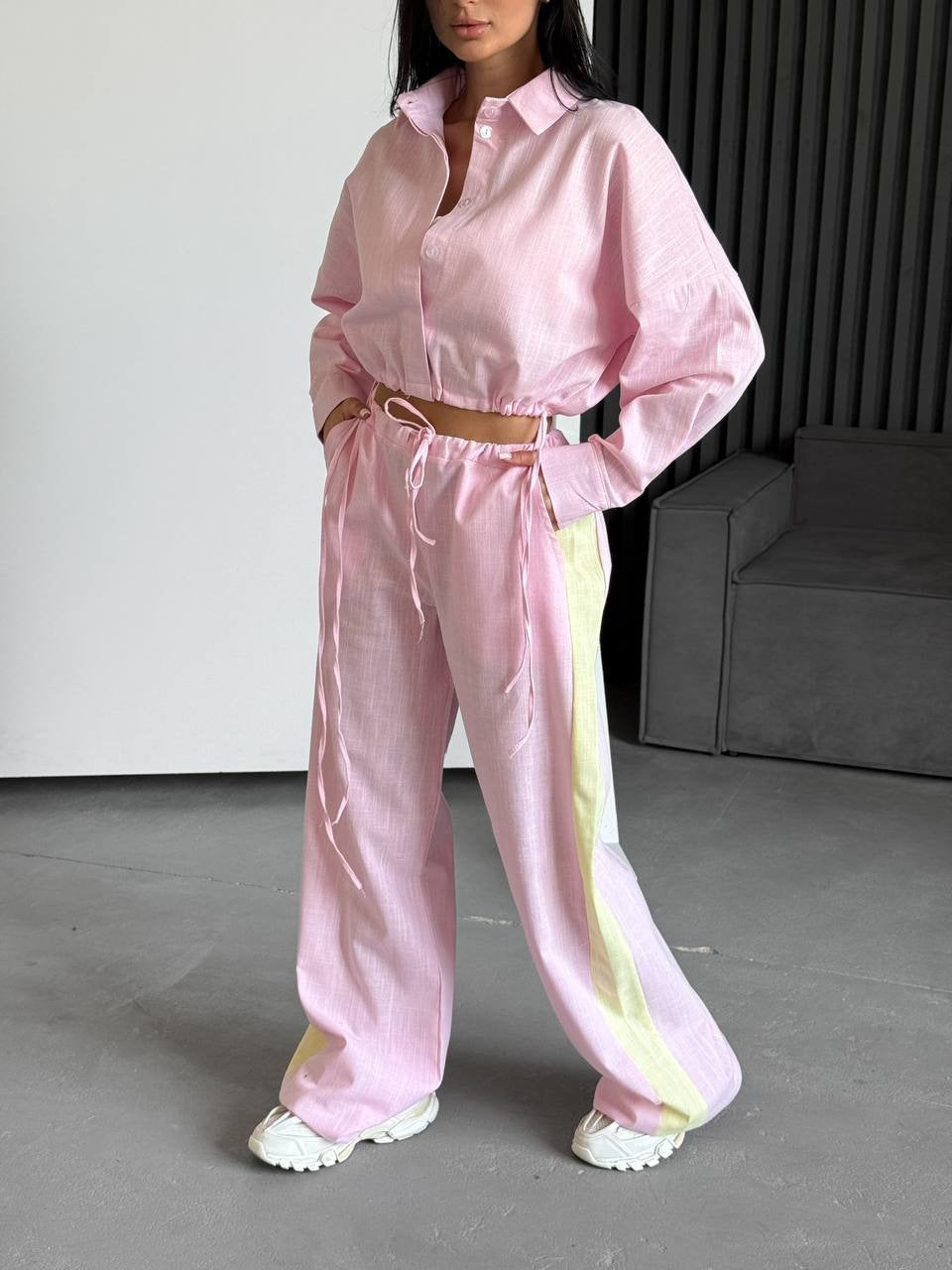 Damen kurzes Hemd mit Kordelzug und weite hochgeschnittene Leinenhose Set Shop Nory