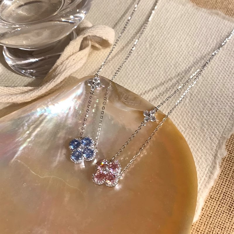 Damen Halskette mit floralem Anhänger und funkelnden Zirkonia Shop Nory