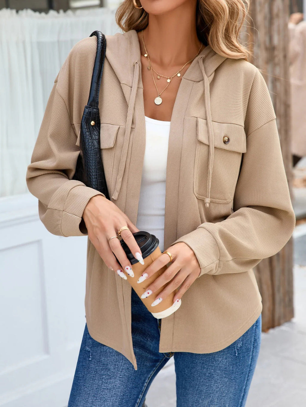 Damen lässige Jacke mit Kapuze und praktischen Brusttaschen Shopnory