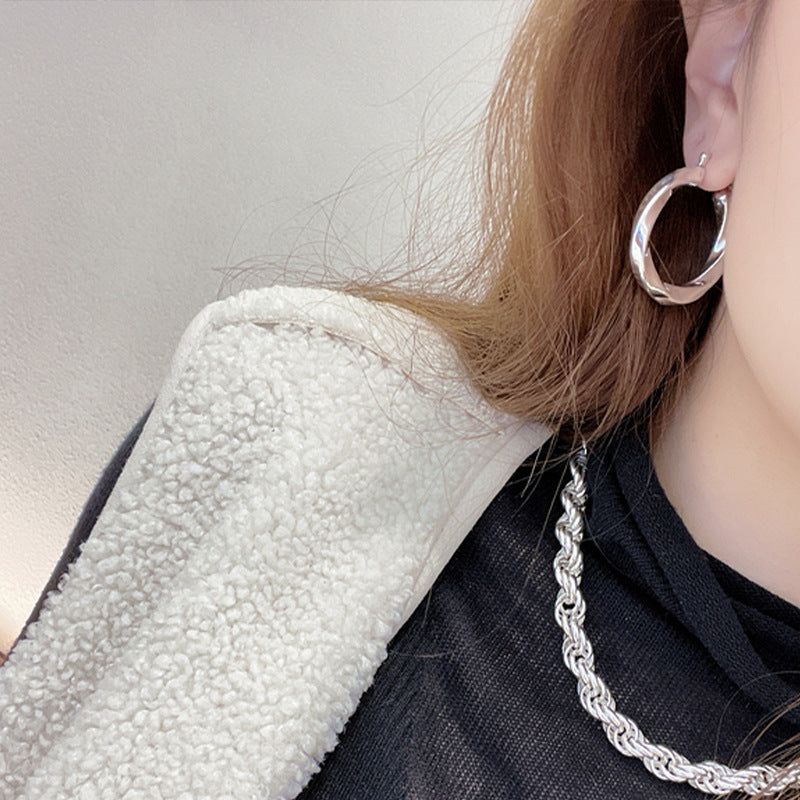 Damen glamouröse Creolen mit einzigartiger Welle Shop Nory