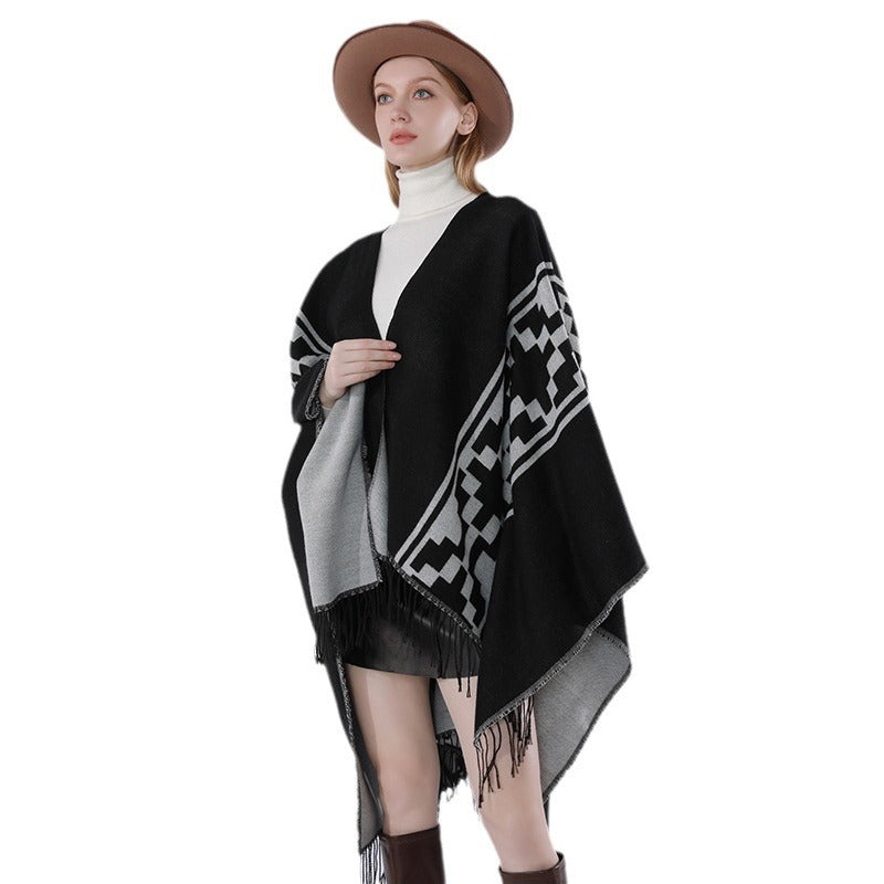 Damen Oversize-Cape mit geometrischem Jacquard, Fransensaum und Wendefunktion Shop Nory
